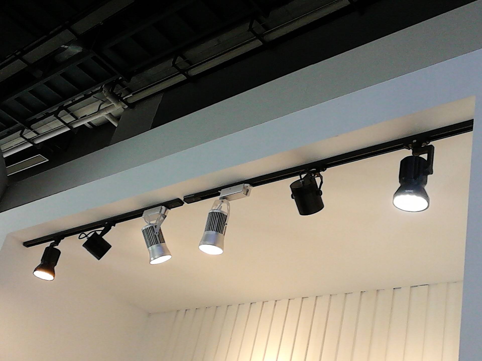 店铺照明找上为LED轨道灯生产厂家